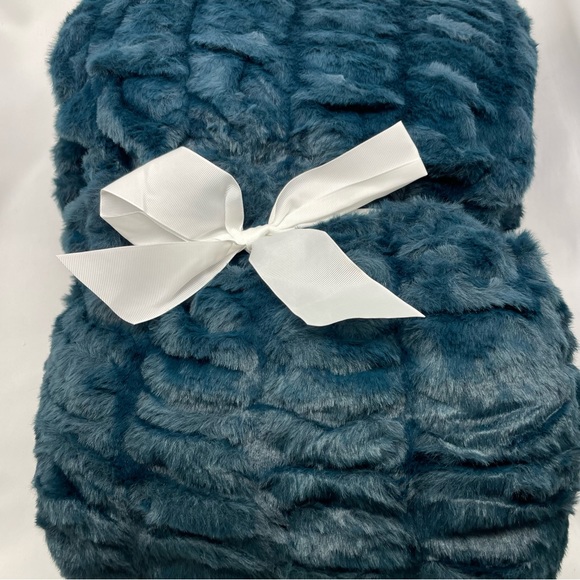 dennis basso Bedding Dennis Basso Hotel Du Cobb Oversized Luxury Ruched Faux Fur Throw